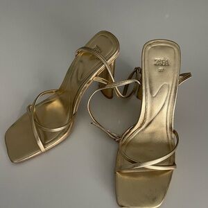 Zara Women’s Gold Sandals
EU37, US7